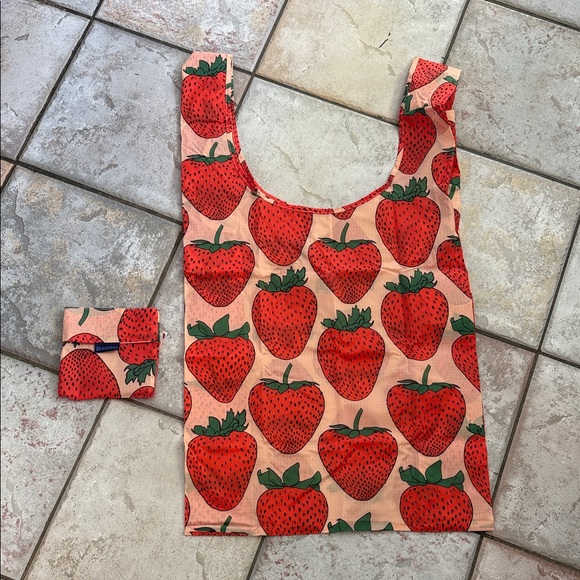 BAGGU Handbags - BAGGU LARGE BIG Strawberry Print Tote